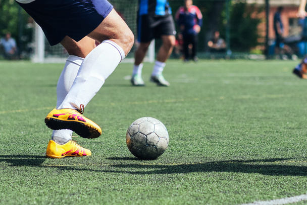 Futsal / Football / Soccer. Een speler raakt de bal op het kunstgras - Foto, afbeelding