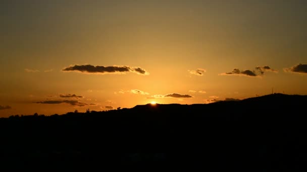Aurinko laskee vuorilla kaunis iltapäivä pilvet auringonlaskun aikaan
 - Materiaali, video