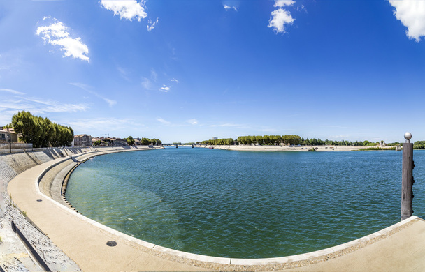 Rhone-joki Arlesissa
 - Valokuva, kuva