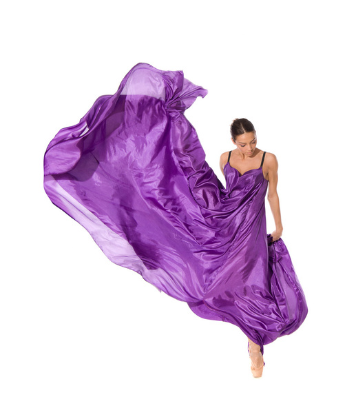 tancerz w latające satynowa sukienka - Zdjęcie, obraz