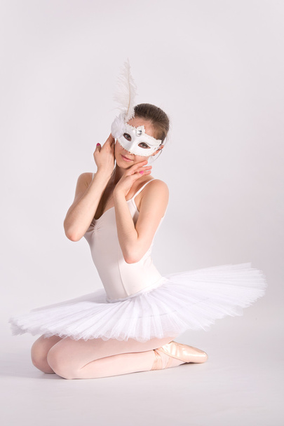 balletdanser in een witte tutu en een carnaval masker - Foto, afbeelding