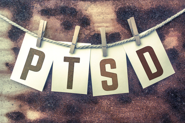 Conceito PTSD cartões carimbados fixados no tema do fio
 - Foto, Imagem