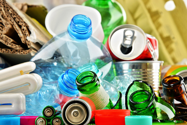 Lixo reciclável constituído por vidro, plástico, metal e papel - Foto, Imagem