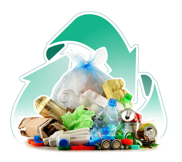 Déchets recyclables constitués de verre, plastique, métal et papier - Photo, image