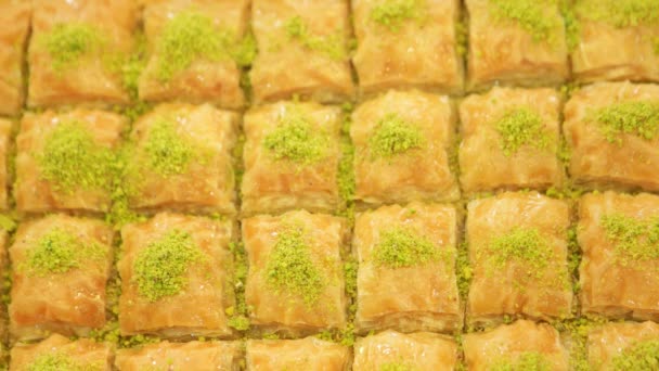 Turecký dezert - baklava, připravené k prodeji v restauraci - Záběry, video