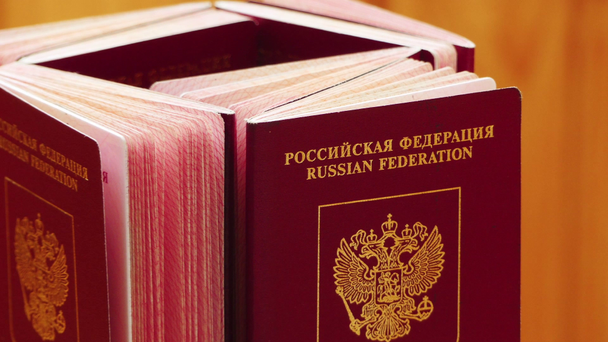 Kırmızı kaplı ile Rusya Federasyonu yabancı pasaport. - Video, Çekim