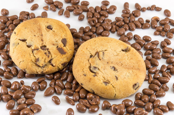 Csokoládé chip cookie-kat és a csokoládé golyók - Fotó, kép