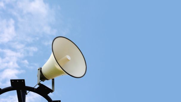 haut-parleurs sur ciel bleu dans le parc
 - Photo, image