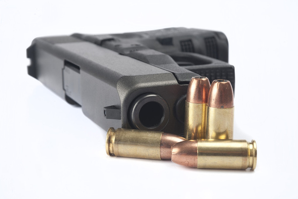 pistool met munitie - Foto, afbeelding