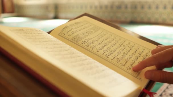 Muzułmańskich człowieka czytanie Koranu - Materiał filmowy, wideo