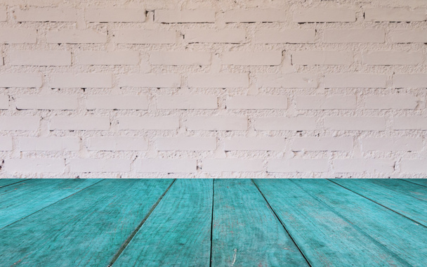 Tampo de mesa de madeira azul com parede de tijolo
 - Foto, Imagem