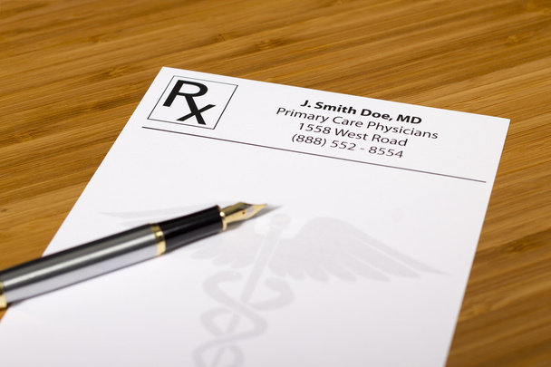 Prescrizione in bianco su una scrivania medica
  - Foto, immagini