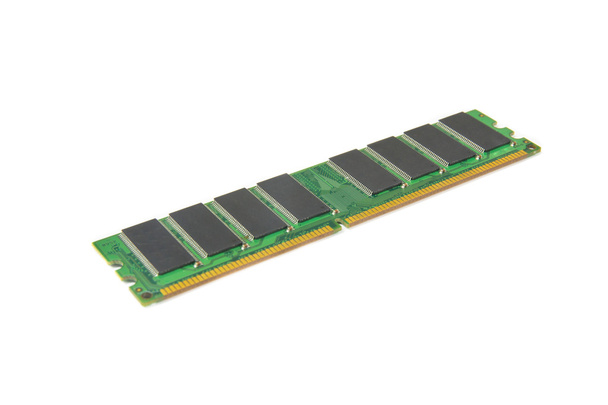 Módulo de memoria RAM DDR del ordenador aislado sobre fondo blanco enfoque selectivo. ruta de recorte para su uso
 - Foto, imagen