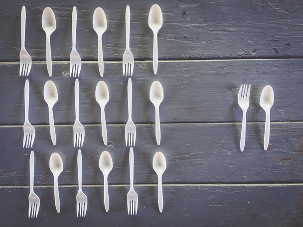 lepels en vorken op de houten tafel - Foto, afbeelding