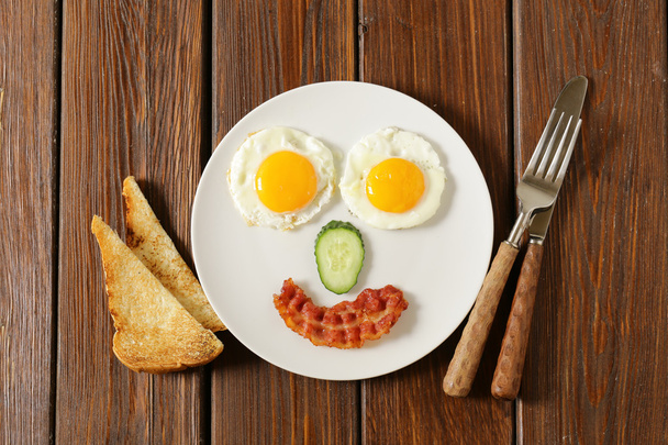 Традиционный завтрак - яйца, бекон, тосты и овощи, фрукты
 - Фото, изображение