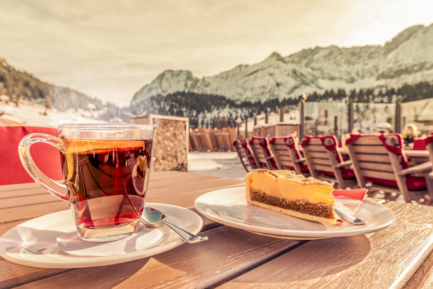 Bevanda calda e torta in un resort di montagna
 - Foto, immagini