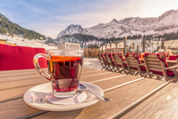 Heiße Tasse Tee im Bergrestaurant  - Foto, Bild
