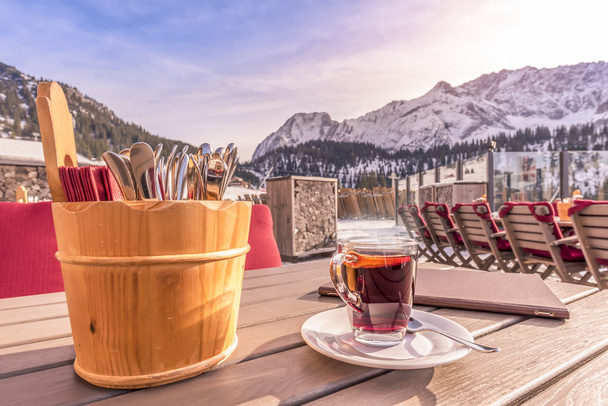 Restaurante de mesa al aire libre con cubiertos y bebida caliente
 - Foto, Imagen