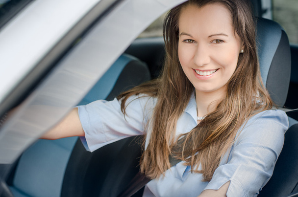 Smiling female driver - Foto, immagini