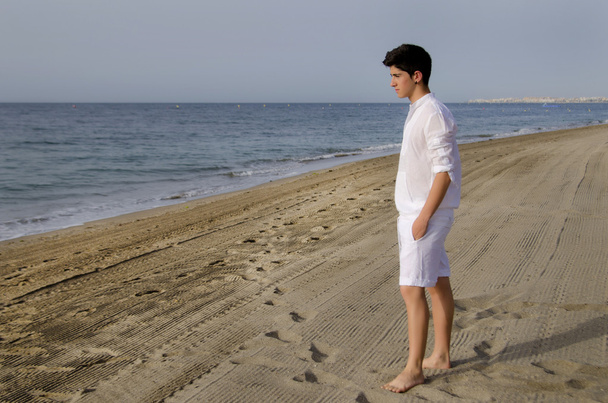 jeune homme marchant sur la plage - Photo, image