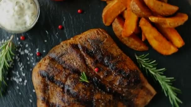 Beef steak with baked potato and sauce - Footage, Video