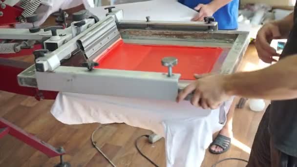 Ekran yazdırma üretim t-shirt üzerinde - Video, Çekim