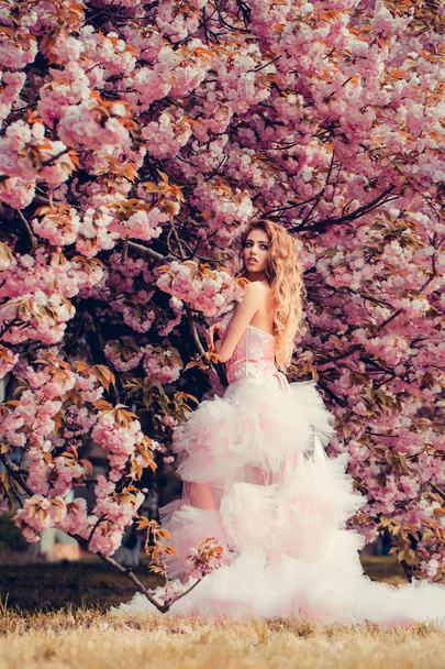 Glamour girl in pink blossom - Foto, imagen