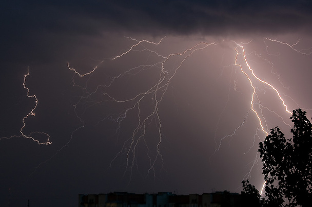 großer Blitz schneidet dunklen Nachthimmel mit seinen Strahlen - Foto, Bild