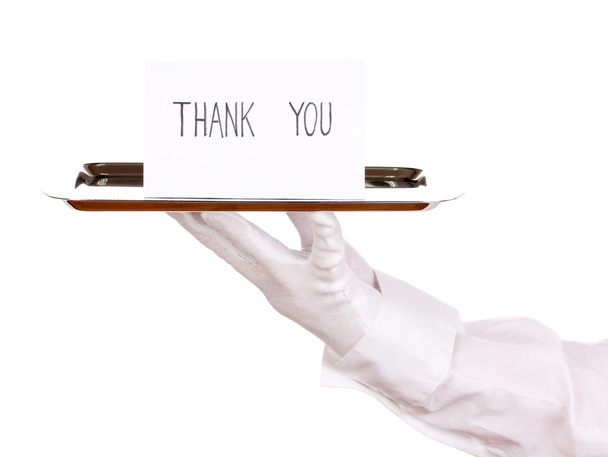 Gümüş tepsi üzerinde beyaz izole kart söyleyerek teşekkür ederiz elinde eldiven el - Fotoğraf, Görsel