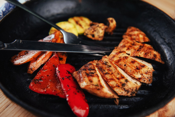 Grilled vegetables and chicken fillet. Traditional cuisine. Grill kitchen. - Foto, afbeelding