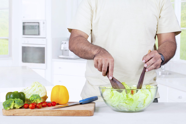 Man preparing vegetables salad - Foto, Imagen