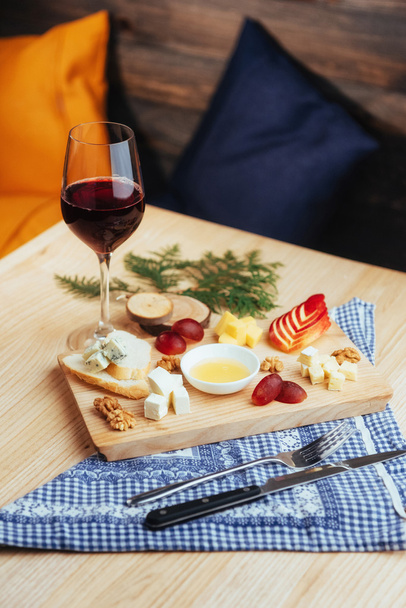 Red Wine And Assorted Cheese Plate with frui - 写真・画像