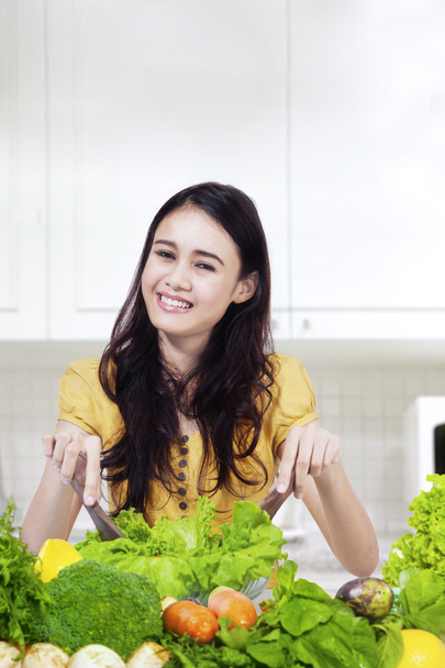 Frau macht Salat mit Bio-Gemüse - Foto, Bild
