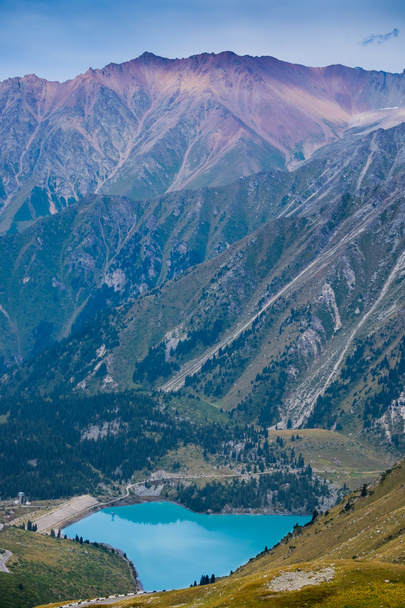 Duże jeziora Almaty, Tien Shan góry w mieście Ałma Ata, Kazachstan - Zdjęcie, obraz