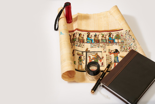 papyrus, lentille de lampe de poche et bloc-notes isoler
 - Photo, image
