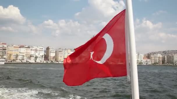Die türkische Flagge weht auf der Fähre. izmir -truthahn - Filmmaterial, Video