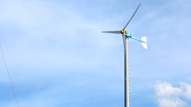 turbina eólica sobre fondo azul del cielo - Metraje, vídeo