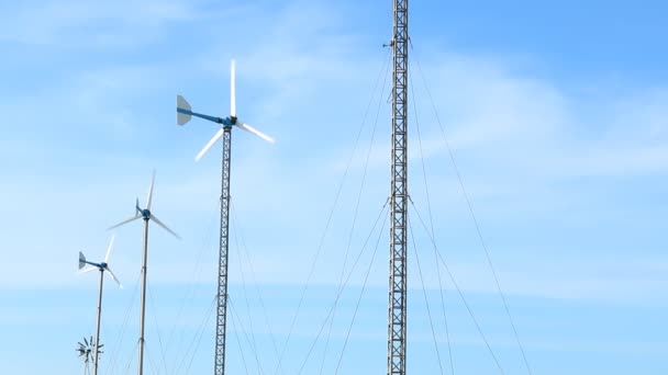 turbina eolica su sfondo cielo blu - Filmati, video