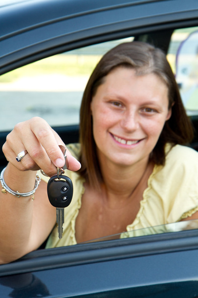 Car driver woman smiling showing new car keys - Foto, afbeelding