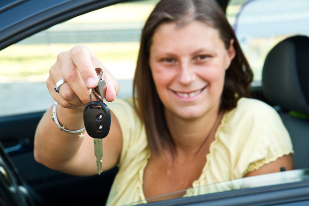 Car driver woman smiling showing new car keys - Foto, afbeelding