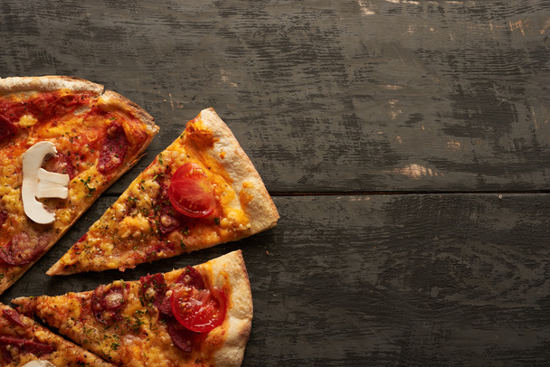 キノコ、サラミとトマトのピザ - 写真・画像