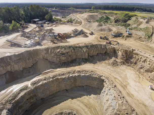 Pedreira de mineração com equipamento especial, escavação a céu aberto. Areia
  - Foto, Imagem