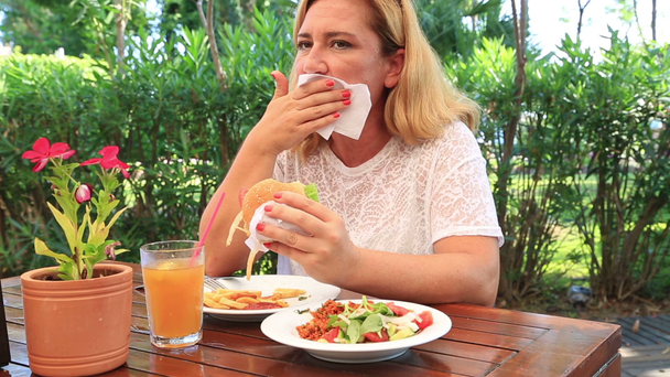 Femme blonde au restaurant manger de la salade et hamburger
  - Séquence, vidéo