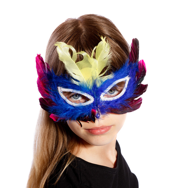 Fille avec des masques de plumes colorées
 - Photo, image
