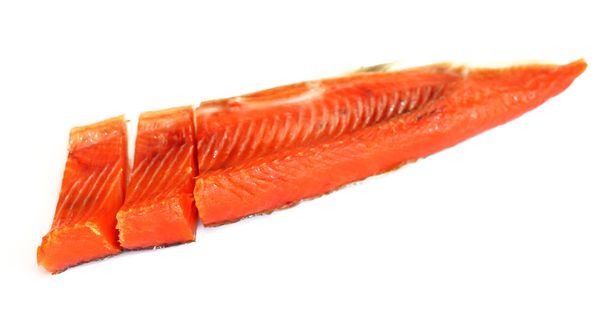 Filete de pescado rojo ahumado sobre blanco
 - Foto, imagen