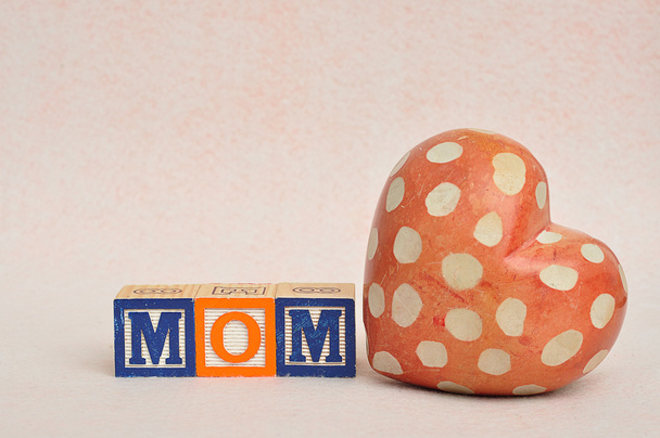 Η λέξη μαμά γράφεται με μπλοκ αλφάβητο με μια καρδιά - Φωτογραφία, εικόνα