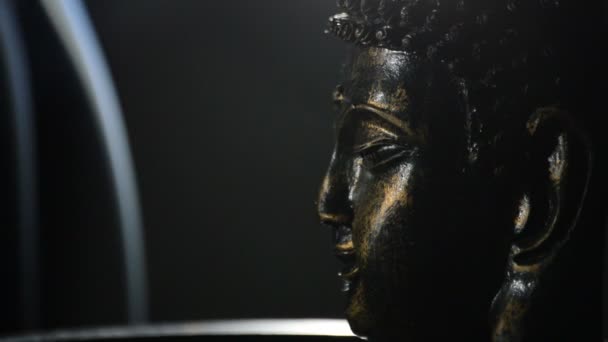 Buddha Gesicht Büste Gesicht, Figur Buddhist, Drehen auf schwarzem Hintergrund mit Rauch - Filmmaterial, Video