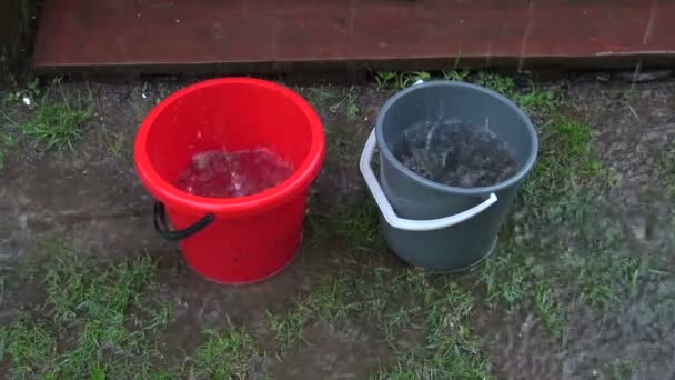 Rain water running into buckets - Filmmaterial, Video