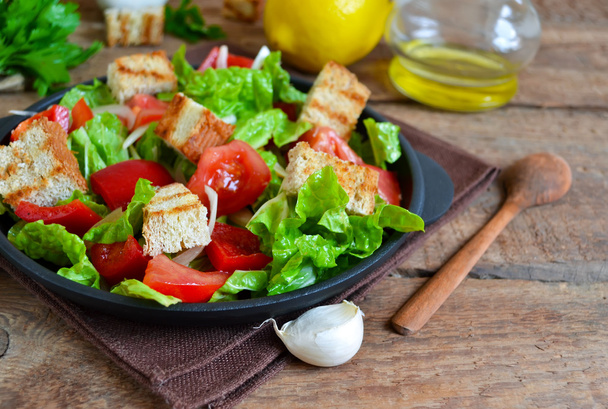 Vegetable salad with romano, tomatoes, peas and croutons on a co - Foto, afbeelding