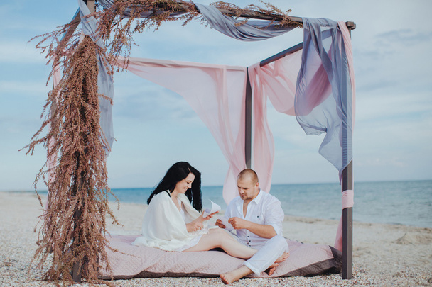 Couple sitting on the beach - Foto, immagini